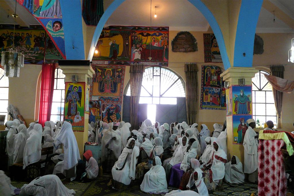 AKSUM - gelovigen in een kerk