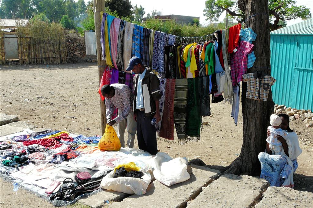 AKSUM - kledingverkoop op straat