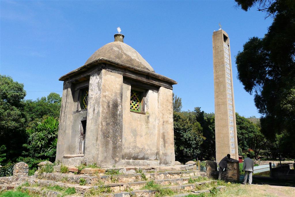 AKSUM - een kapelletje en een klokkentoren bij de Saint Mary of Zion kerk