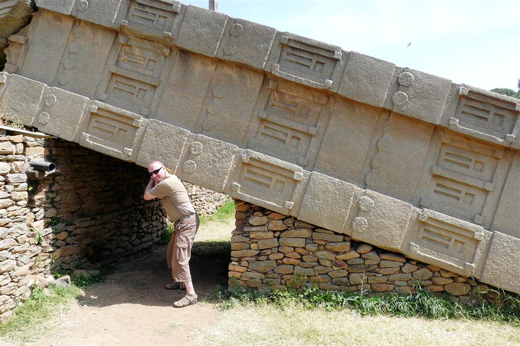 AKSUM - Carlos houd gevallen stele omhoog