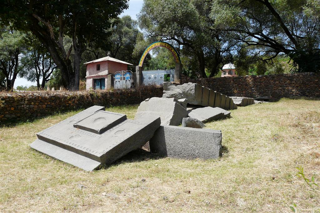 AKSUM - een omgevallen stele bij de Enda Iysesus kerk