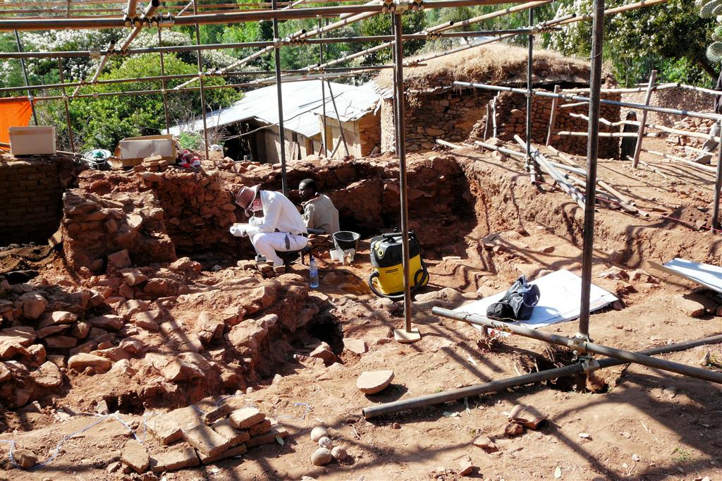 YEHA - een Duitse archeoloog bezig bij het Grat Beal Gebri complex