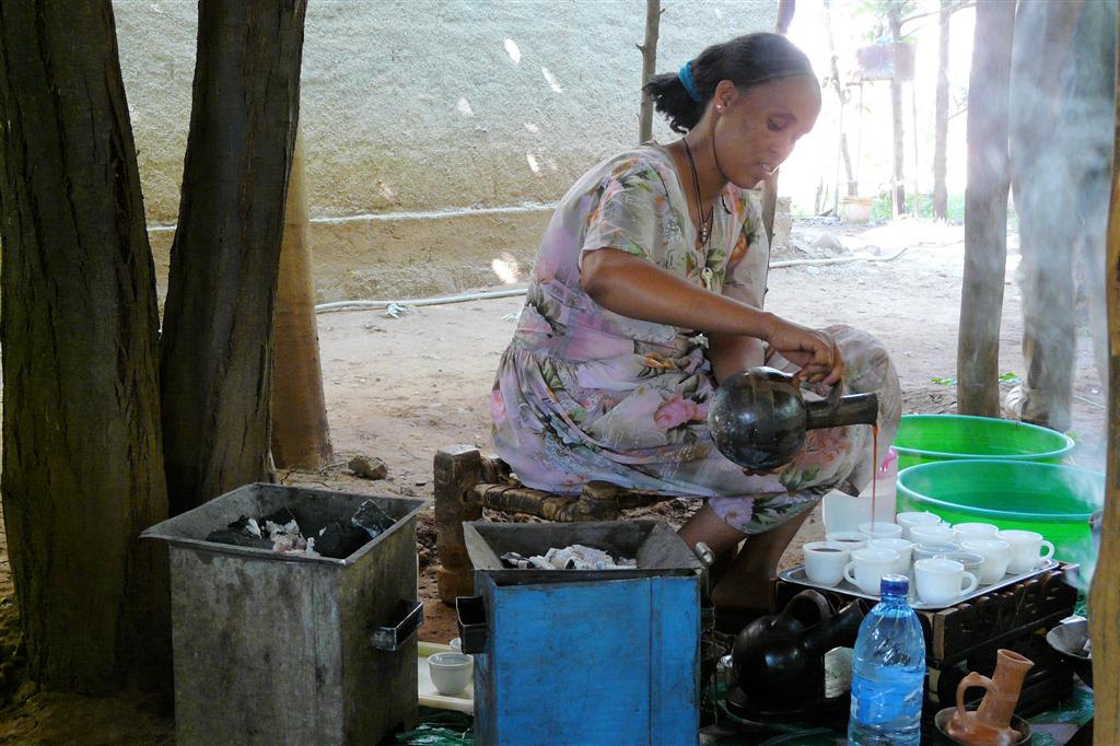 YEHA - een Ethiopische die koffie voor ons inschenkt