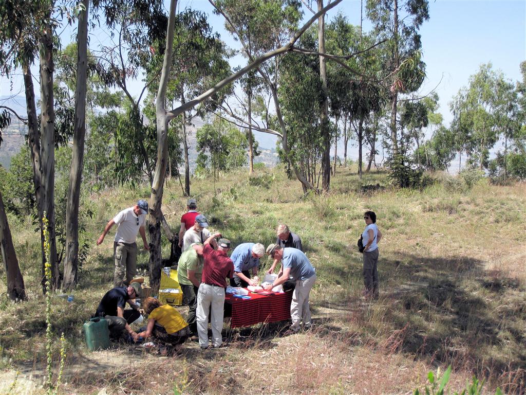 YEHA -> MEKELE - groepsgenoten maken eten klaar voor onze picknick