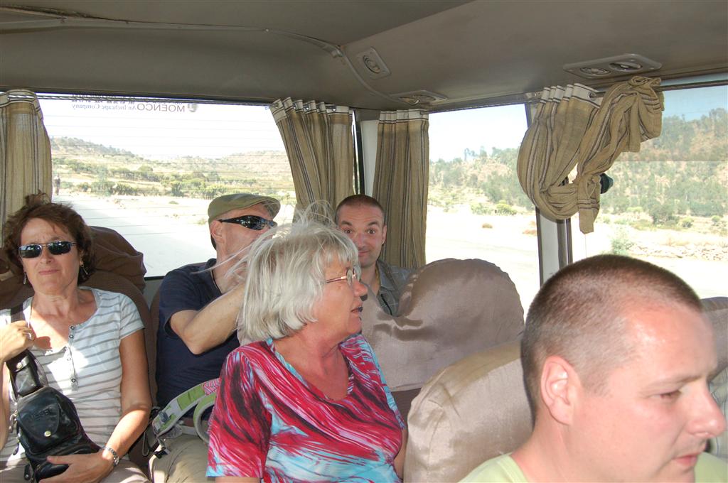 YEHA -> MEKELE - groepsgenoten en Carlos in onze bus