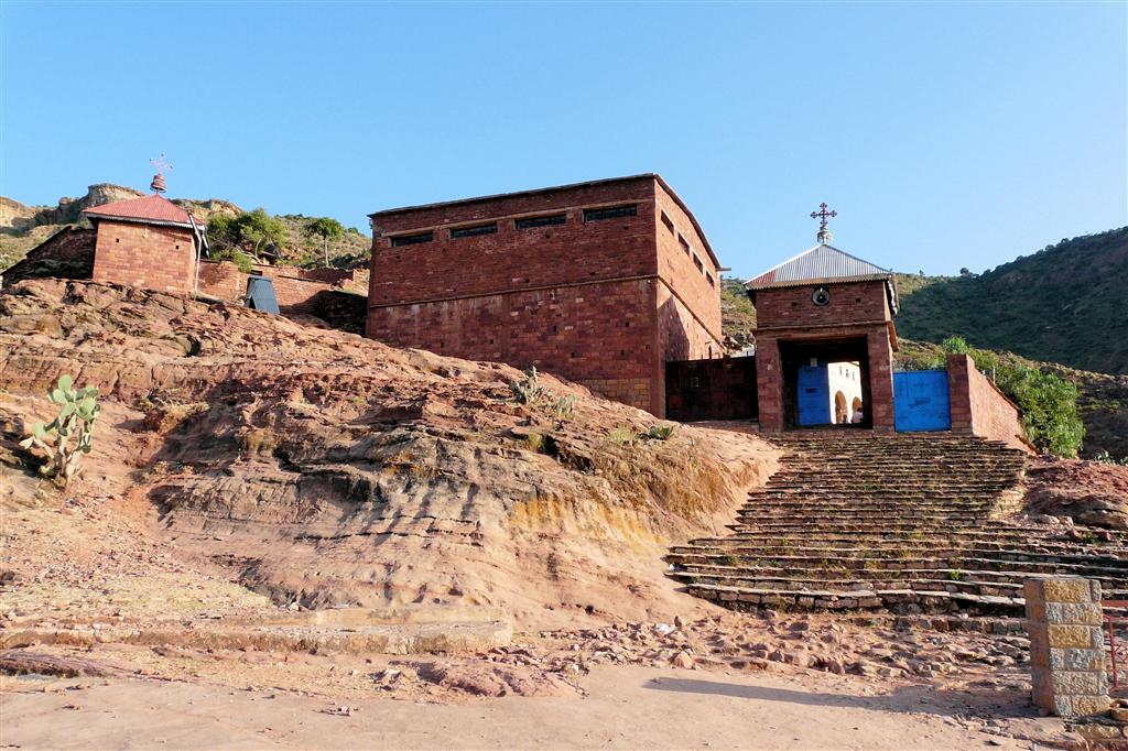 YEHA -> MEKELE - de ingang van het Abreha Atsbeha rotskerk complex