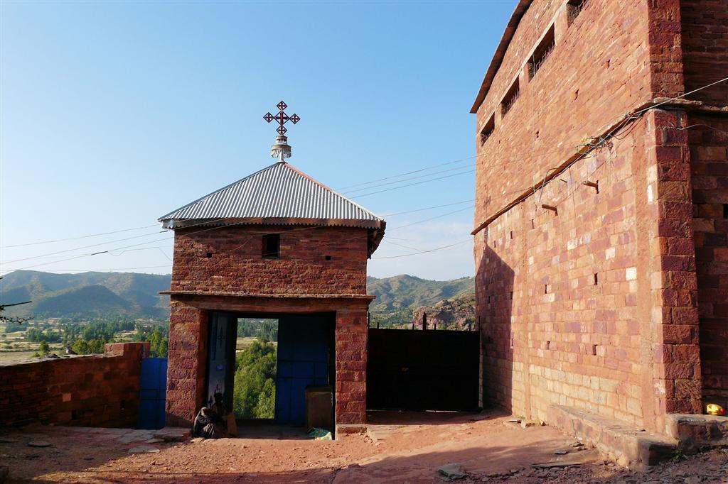 YEHA -> MEKELE - de ingang van het Abreha Atsbeha rotskerk complex