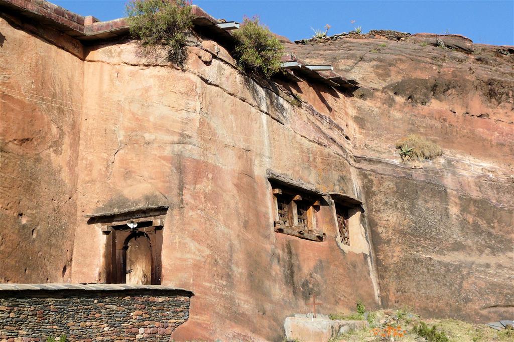 YEHA -> MEKELE - de zijkant van de Abreha Atsbeha rotskerk