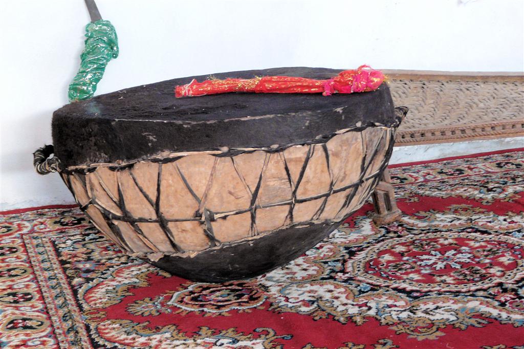 YEHA -> MEKELE - een trom in het museum bij de Abreha Atsbeha rotskerk