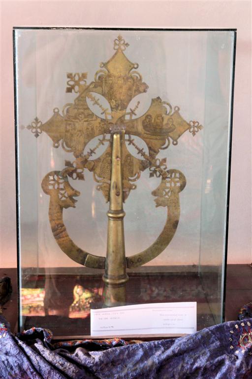YEHA -> MEKELE - een kruis in het museum bij de Abreha Atsbeha rotskerk