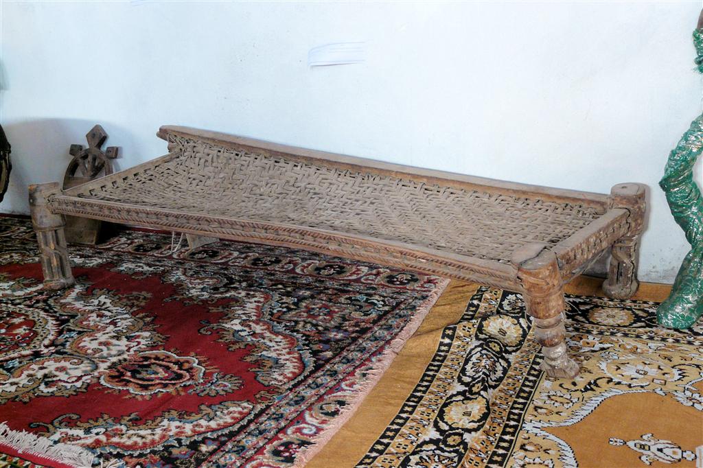 YEHA -> MEKELE - een oud bed in het museum bij de Abreha Atsbeha rotskerk