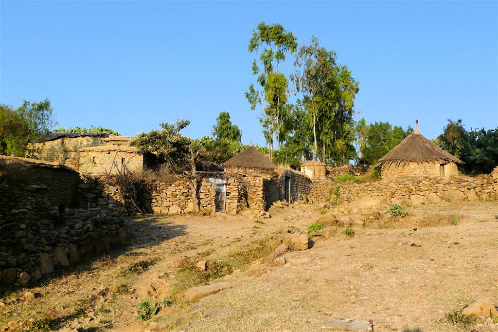 YEHA -> MEKELE - enkele erven met huizen