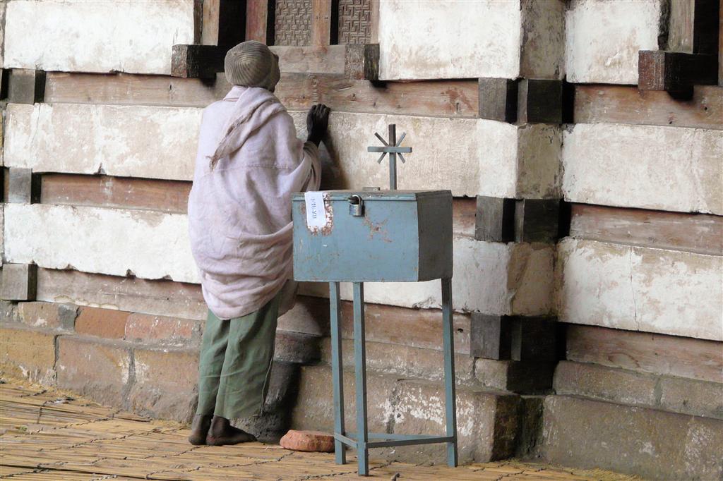 LALIBELA - een man die bid bij de Yemrehanna Kristos kerk