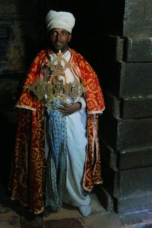 LALIBELA - de priester met kruis van de Yemrehanna Kristos kerk