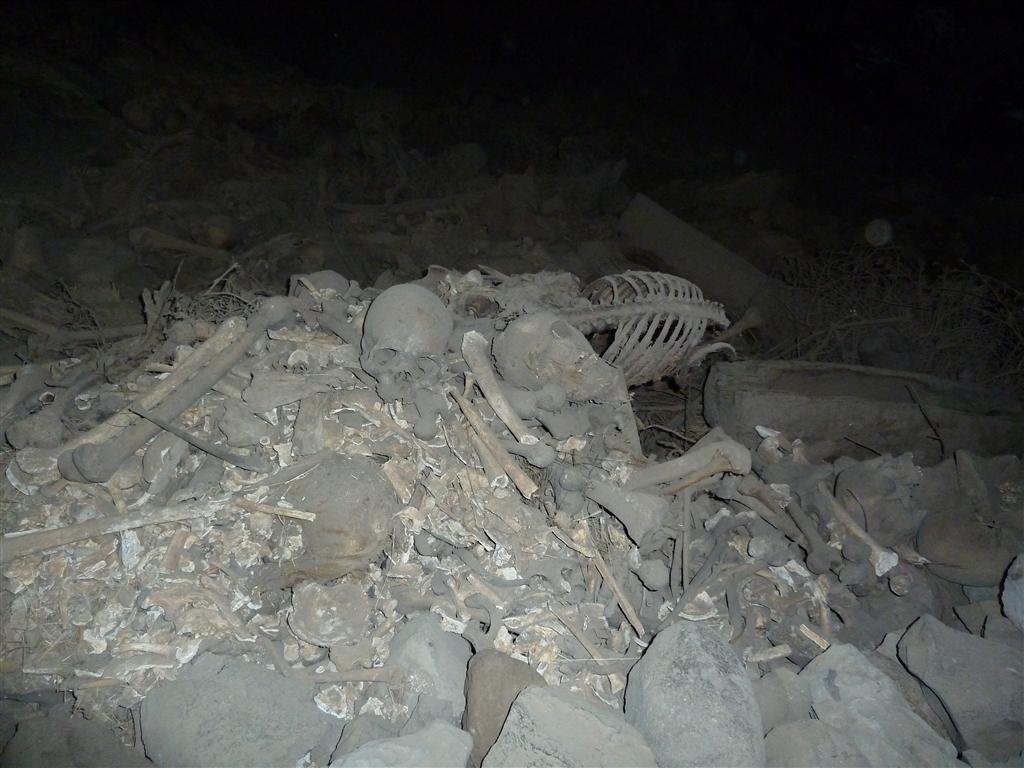 LALIBELA - botten van overleden pelgrims bij de Yemrehanna Kristos kerk