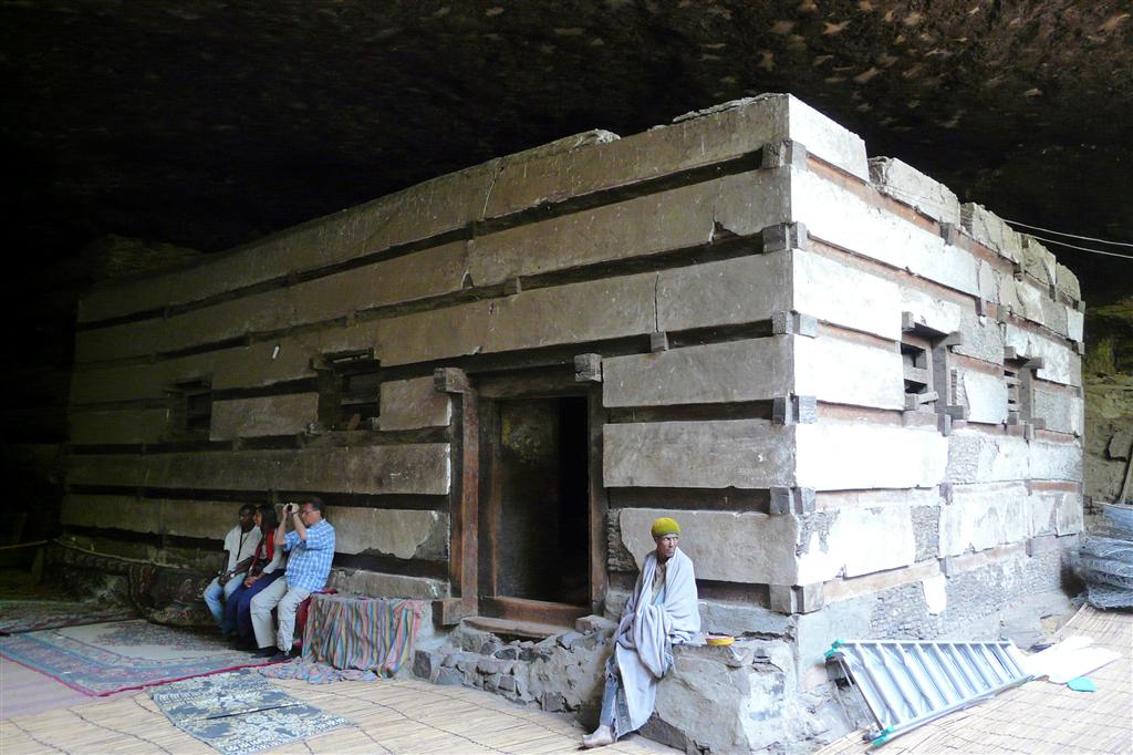 LALIBELA - het slaapvertrek van de pelgrims bij de Yemrehanna Kristos kerk