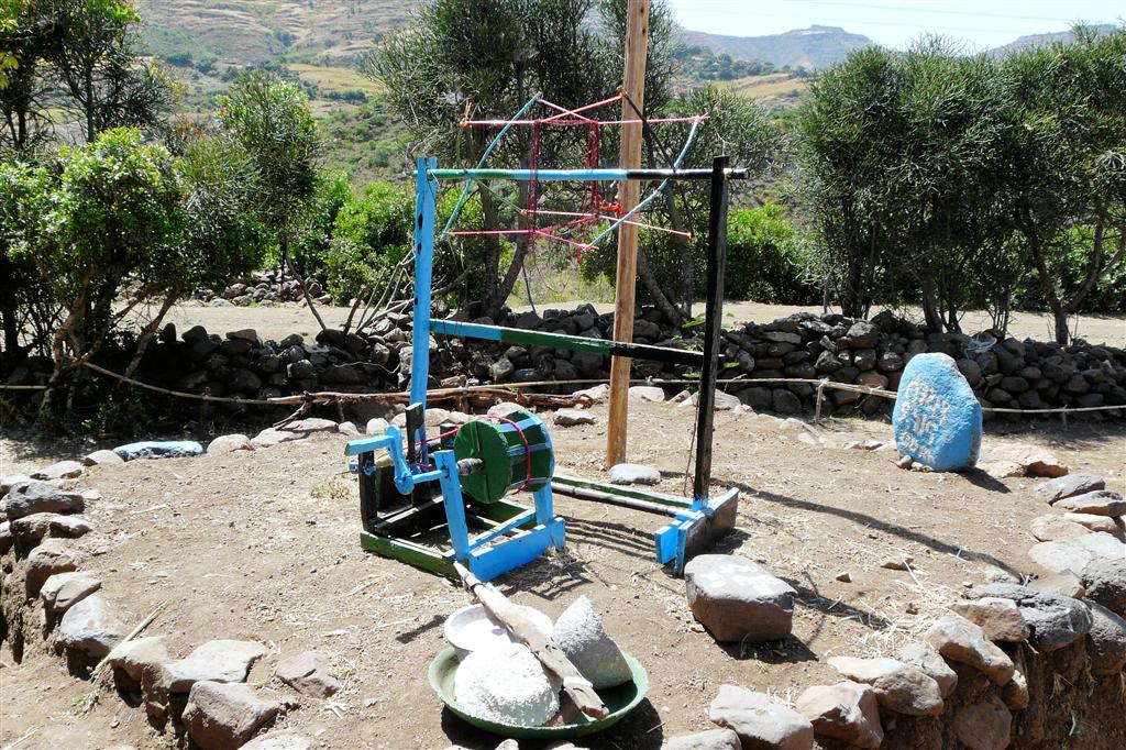 LALIBELA - een zelfgemaakt apparaat om touw op te rollen bij de Zaziya El school