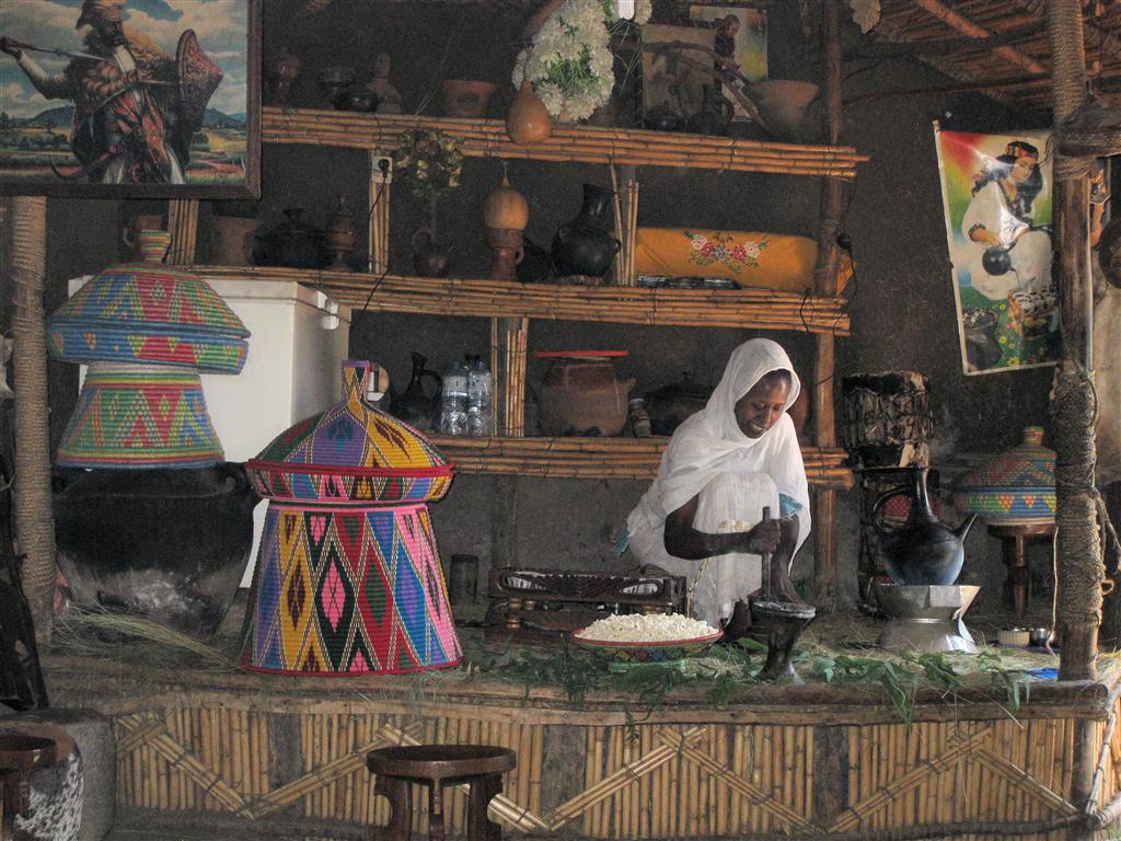 LALIBELA - een Ethiopische die op tradionele wijze koffie klaar maakt