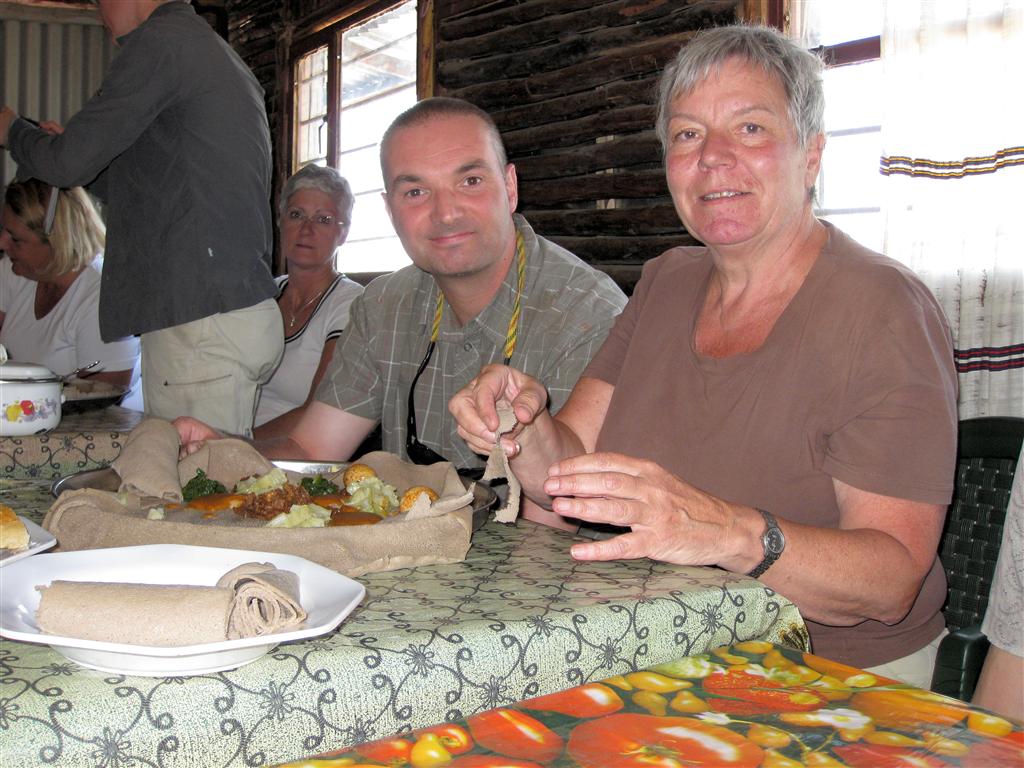 LALIBELA - Anneke en Carlos beginnen aan hun lunch