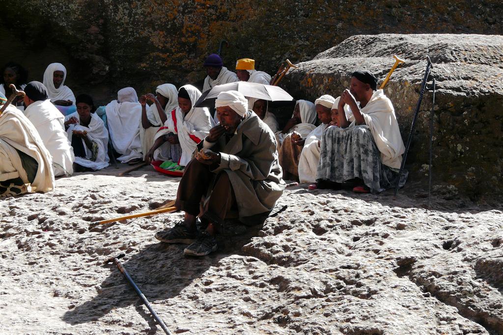 LALIBELA - enkele gelovigen bij de Bete Ghenettea Mariam rotskerk