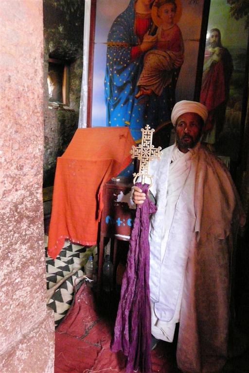 LALIBELA - een priester met een kruis in de Bete Ghenettea Mariam rotskerk