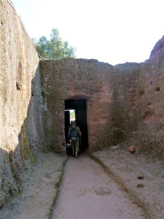 LALIBELA - Carlos verlaat terrein van de Bete Ghenettea Mariam rotskerk