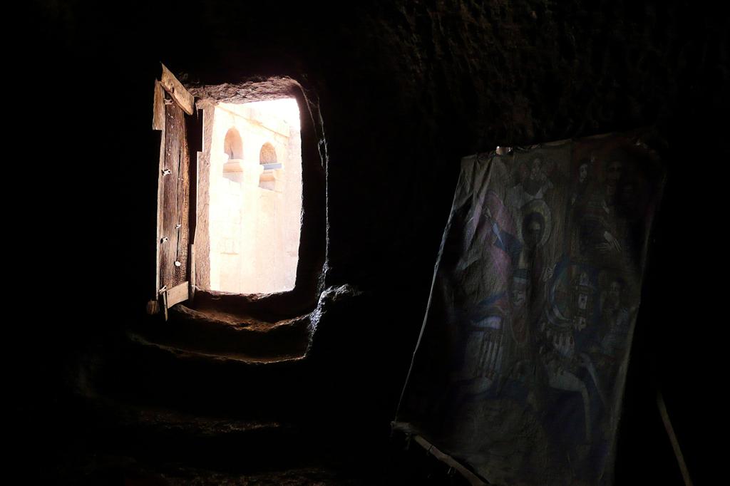 LALIBELA - binnen in de Bete Danaghel rotskerk