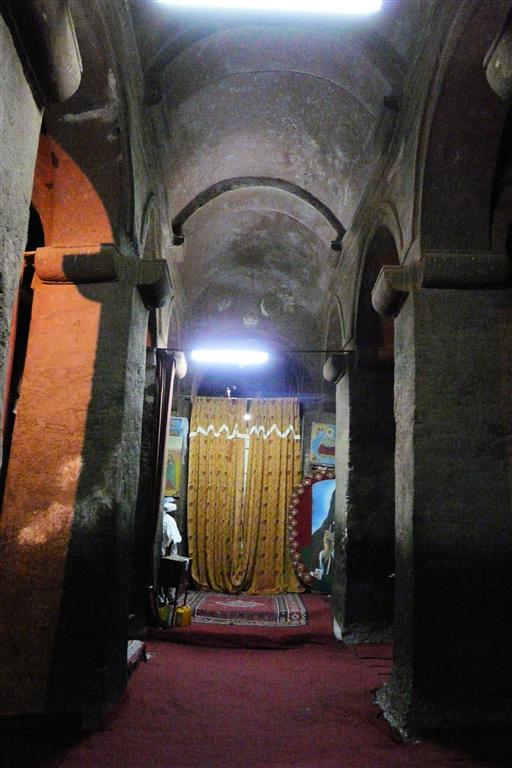 LALIBELA - binnen in de Bete Medhane Alem rotskerk