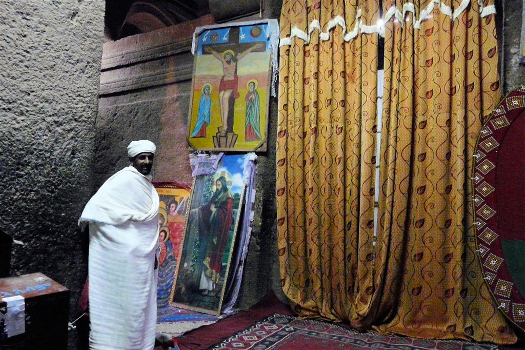 LALIBELA - binnen in de Bete Medhane Alem rotskerk