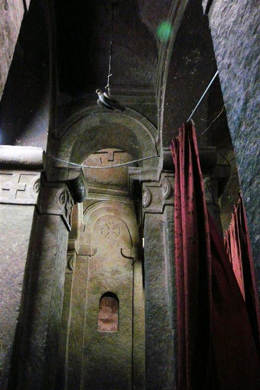 LALIBELA - binnen in de Bete Golgotha rotskerk