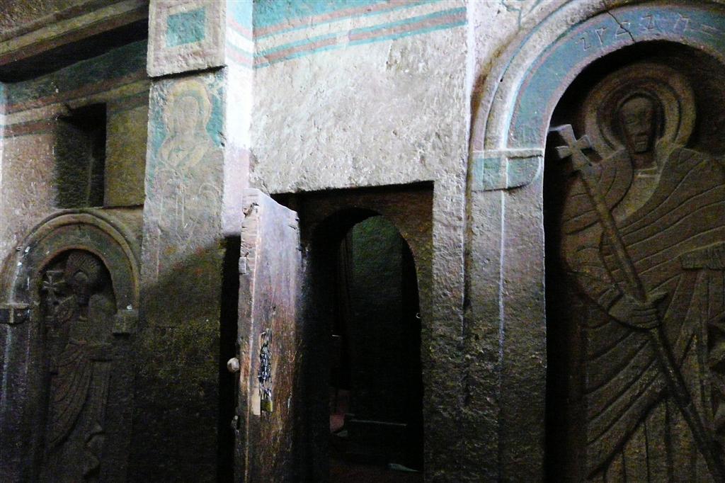 LALIBELA - binnen in de Bete Golgotha rotskerk