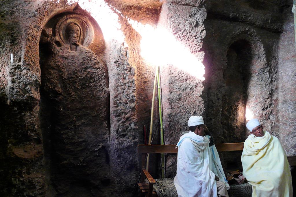 LALIBELA - binnen in de Bete Golgotha rotskerk