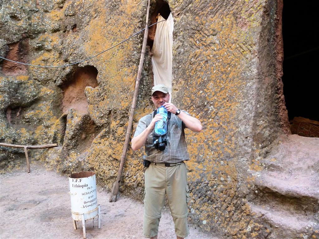 LALIBELA - Carlos neemt een slok water bij de Bete Ghiorghis rotskerk