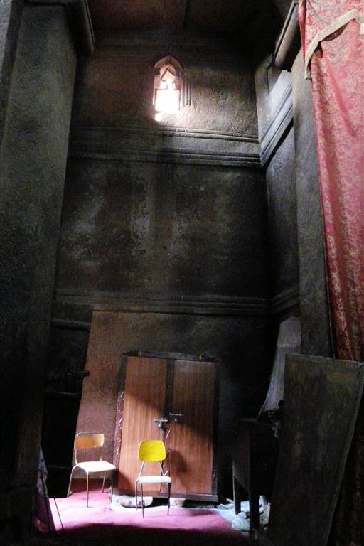 LALIBELA - binnen in de Bete Ghiorghis rotskerk