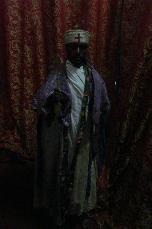 LALIBELA - een priester met een kruis in de Bete Ghiorghis rotskerk