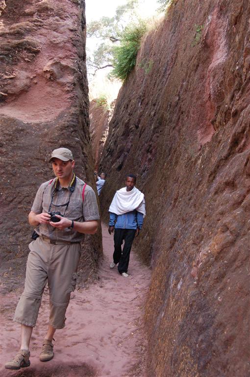LALIBELA - Carlos verlaat het terrein van de Bete Ghiorghis rotskerk