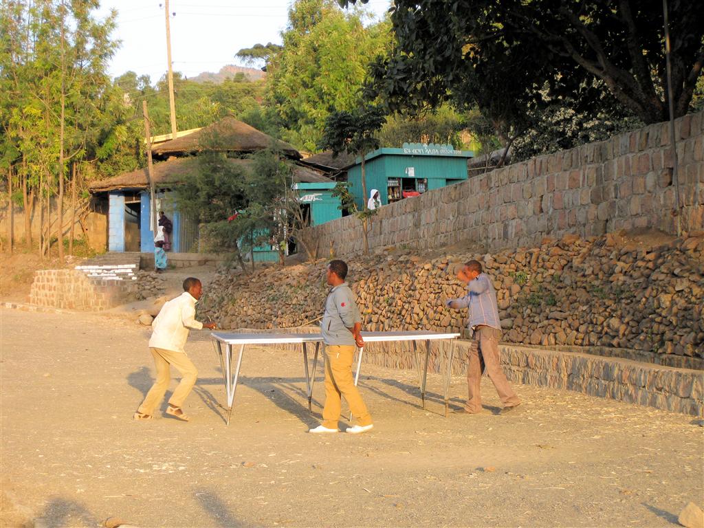 LALIBELA - twee mannen spelen tafeltennis