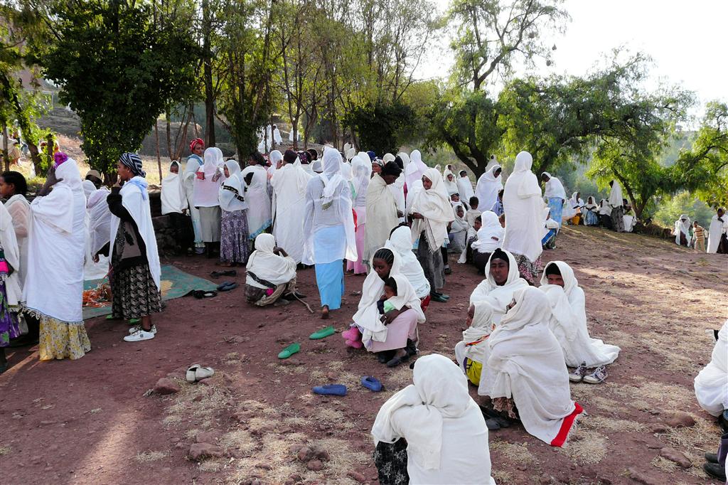 LALIBELA - gelovigen bij toegang van de Bete Golgotha rotskerk