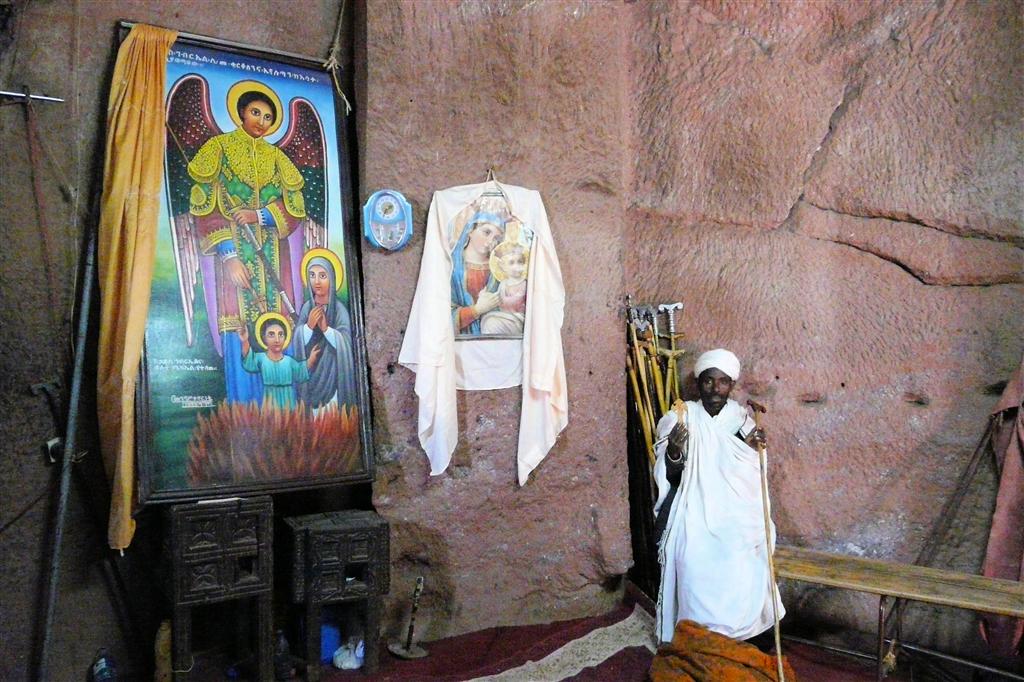 LALIBELA - binnen in de Bete Gabriel-Rufael rotskerk