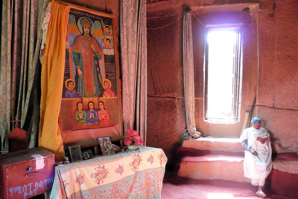LALIBELA - binnen in de Bete Gabriel-Rufael rotskerk