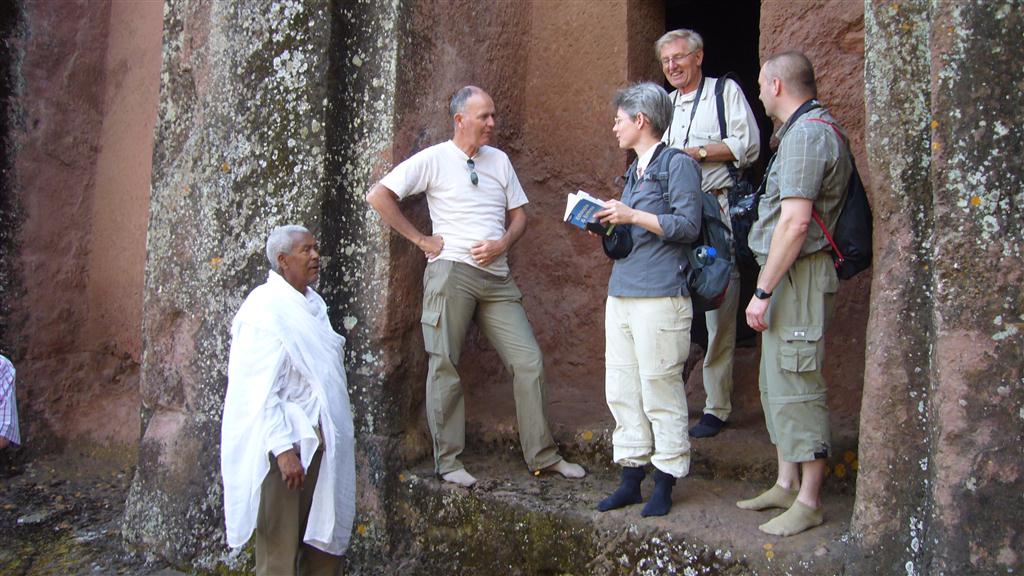 LALIBELA - groepsgenoten en Carlos bij de Bete Gabriel-Rufael rotskerk