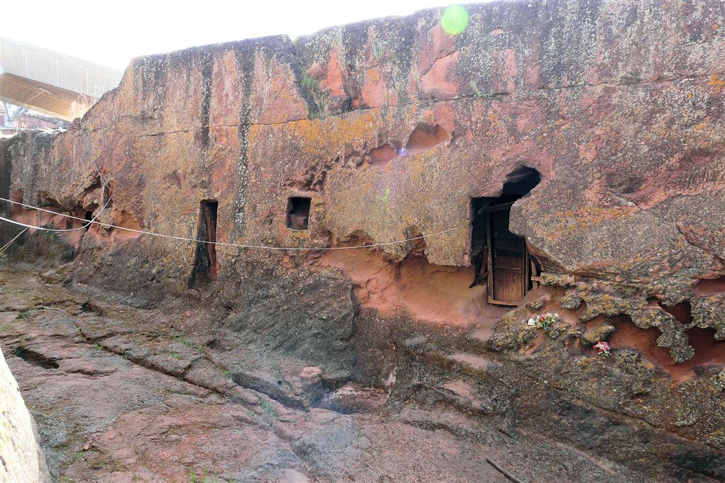 LALIBELA - rots tegenover de Bete Gabriel-Rufael rotskerk