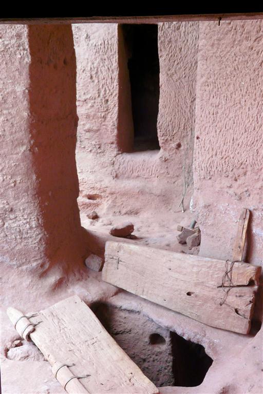 LALIBELA - de tunnel die bij de Bete Merkorios rotskerk  uitkomt