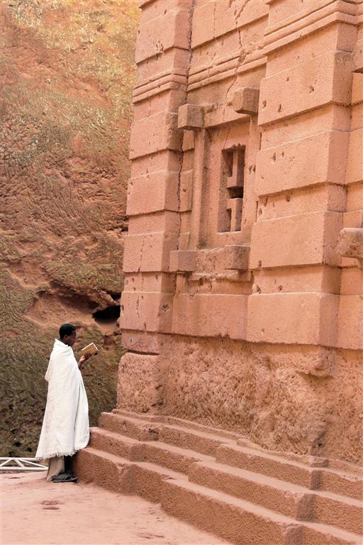 LALIBELA - een man die bid bij de Bete Ammanuel rotskerk