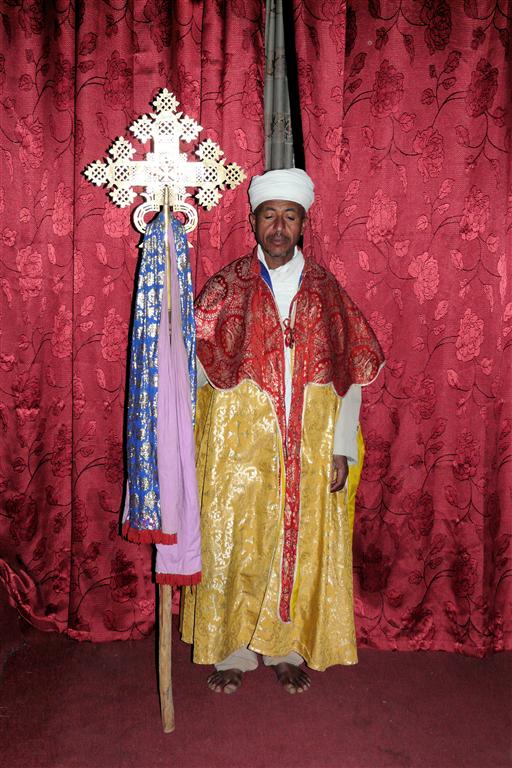 LALIBELA - een priester met een kruis in de Bete Ammanuel rotskerk