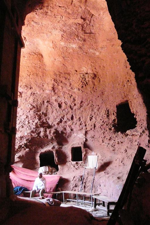 LALIBELA - binnen in de Bete Abba Libanos rotskerk