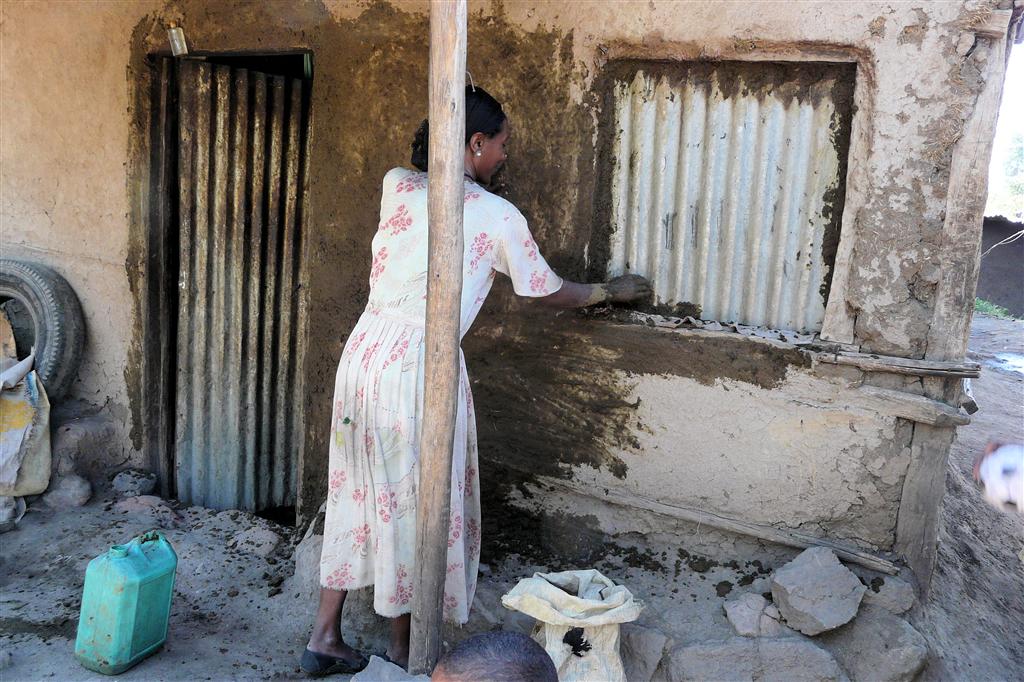 LALIBELA - een Ethiopische smeert koeienpoep op de muur