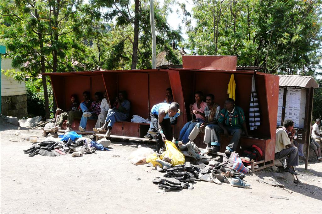 LALIBELA - enkele schoenmakers op straat