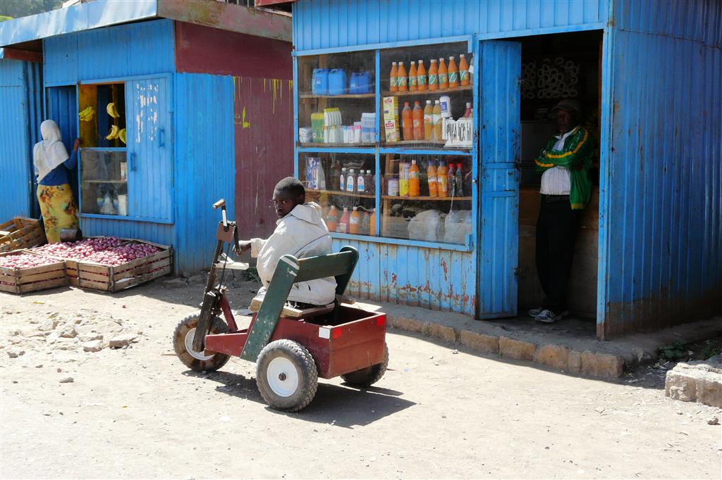 LALIBELA - een gehandicapte met zijn driewieler