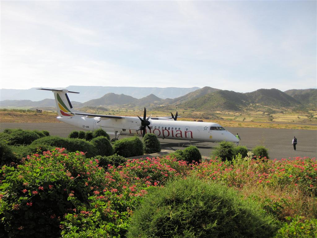 LALIBELA -> ADDIS ABEBA - de Bombarder Q400 NextGen vliegtuig die ons van Lalibela naar Addis Abeba brengt
